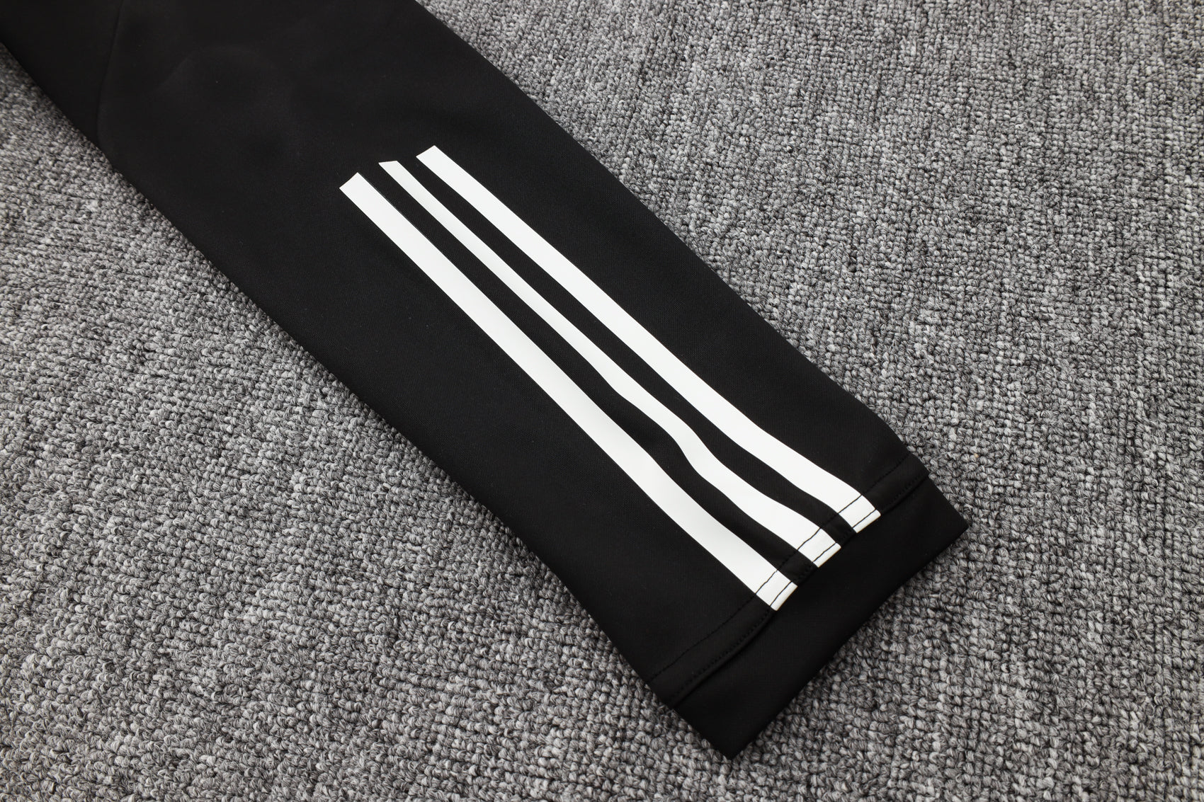 Conjunto Frio de Treino  Real Madrid 23/24 - Preto